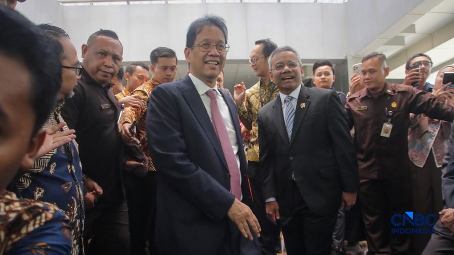 Menteri Keuangan Suahasil Nazara dan Mantan Menteri  Keuangan Purbaya Yudhi Sadewa usai acara Serah Terima Jabatan Menteri Keuangan di Gedung Juanda II, Kementerian Kuangan, Jakarta, Selasa (15/9/2026). (CNBC Indonesia/Faisal Rahman)