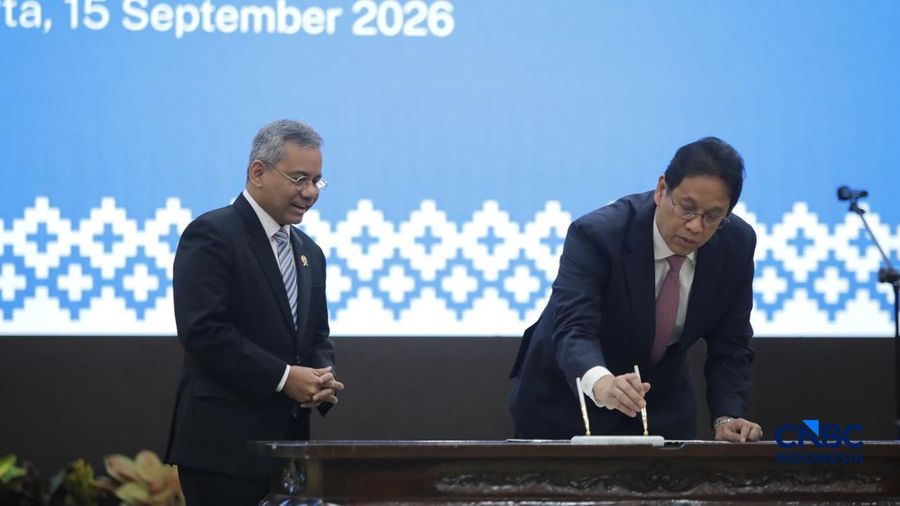 Menteri Keuangan Suahasil Nazara (kiri) dan Mantan Menteri Keuangan Purbaya Yudhi Sadewa (kanan) saat acara Serah Terima Jabatan Menteri Keuangan di Gedung Juanda II, Kementerian Kuangan, Jakarta, Selasa (15/9/2026). (CNBC Indonesia/Faisal Rahman)