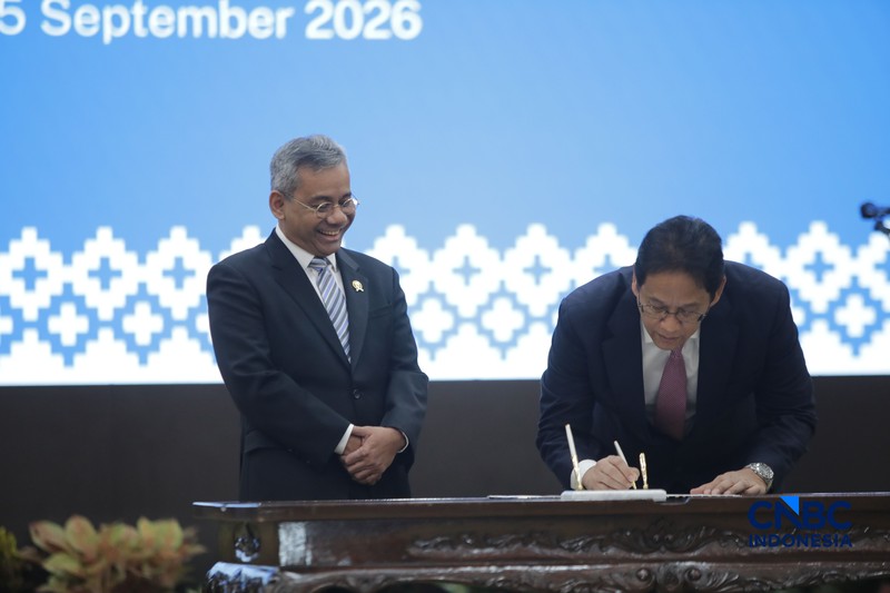 Menteri Keuangan Suahasil Nazara (kiri) dan Mantan Menteri Keuangan Purbaya Yudhi Sadewa (kanan) saat acara Serah Terima Jabatan Menteri Keuangan di Gedung Juanda II, Kementerian Kuangan, Jakarta, Selasa (15/9/2026). (CNBC Indonesia/Faisal Rahman)