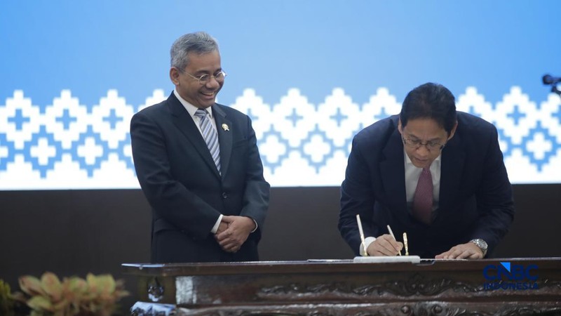 Menteri Keuangan Suahasil Nazara (kiri) dan Mantan Menteri Keuangan Purbaya Yudhi Sadewa (kanan) saat acara Serah Terima Jabatan Menteri Keuangan di Gedung Juanda II, Kementerian Kuangan, Jakarta, Selasa (15/9/2026). (CNBC Indonesia/Faisal Rahman)