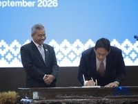 Menteri Keuangan Suahasil Nazara (kiri) dan Mantan Menteri Keuangan Purbaya Yudhi Sadewa (kanan) saat acara Serah Terima Jabatan Menteri Keuangan di Gedung Juanda II, Kementerian Kuangan, Jakarta, Selasa (15/9/2026). (CNBC Indonesia/Faisal Rahman)