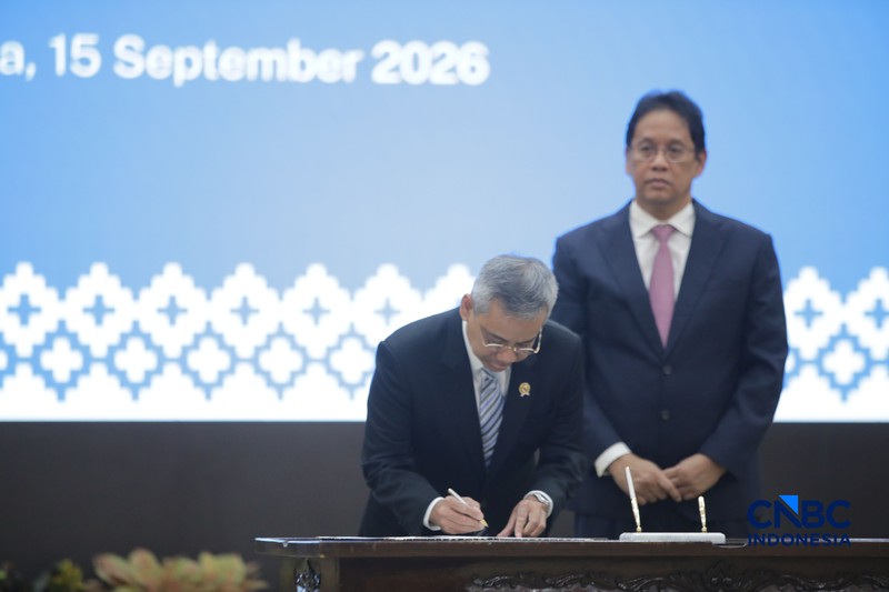 Menteri Keuangan Suahasil Nazara (kiri) dan Mantan Menteri Keuangan Purbaya Yudhi Sadewa (kanan) saat acara Serah Terima Jabatan Menteri Keuangan di Gedung Juanda II, Kementerian Kuangan, Jakarta, Selasa (15/9/2026). (CNBC Indonesia/Faisal Rahman)