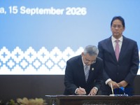 Menteri Keuangan Suahasil Nazara (kiri) dan Mantan Menteri Keuangan Purbaya Yudhi Sadewa (kanan) saat acara Serah Terima Jabatan Menteri Keuangan di Gedung Juanda II, Kementerian Kuangan, Jakarta, Selasa (15/9/2026). (CNBC Indonesia/Faisal Rahman)