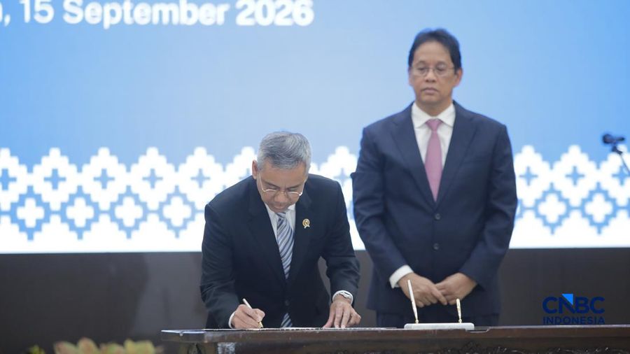 Menteri Keuangan Suahasil Nazara (kiri) dan Mantan Menteri Keuangan Purbaya Yudhi Sadewa (kanan) saat acara Serah Terima Jabatan Menteri Keuangan di Gedung Juanda II, Kementerian Kuangan, Jakarta, Selasa (15/9/2026). (CNBC Indonesia/Faisal Rahman)