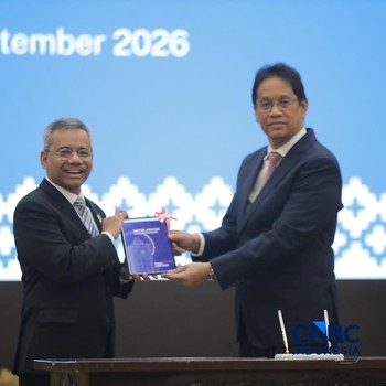 Menteri Keuangan Suahasil Nazara (kiri) dan Mantan Menteri Keuangan Purbaya Yudhi Sadewa (kanan) saat acara Serah Terima Jabatan Menteri Keuangan di Gedung Juanda II, Kementerian Kuangan, Jakarta, Selasa (15/9/2026). (CNBC Indonesia/Faisal Rahman)