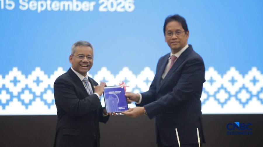 Menteri Keuangan Suahasil Nazara (kiri) dan Mantan Menteri Keuangan Purbaya Yudhi Sadewa (kanan) saat acara Serah Terima Jabatan Menteri Keuangan di Gedung Juanda II, Kementerian Kuangan, Jakarta, Selasa (15/9/2026). (CNBC Indonesia/Faisal Rahman)