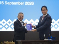 Menteri Keuangan Suahasil Nazara (kiri) dan Mantan Menteri Keuangan Purbaya Yudhi Sadewa (kanan) saat acara Serah Terima Jabatan Menteri Keuangan di Gedung Juanda II, Kementerian Kuangan, Jakarta, Selasa (15/9/2026). (CNBC Indonesia/Faisal Rahman)