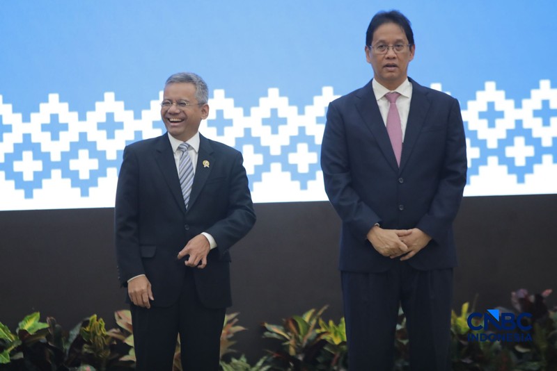 Menteri Keuangan Suahasil Nazara (kiri) dan Mantan Menteri Keuangan Purbaya Yudhi Sadewa (kanan) saat acara Serah Terima Jabatan Menteri Keuangan di Gedung Juanda II, Kementerian Kuangan, Jakarta, Selasa (15/9/2026). (CNBC Indonesia/Faisal Rahman)