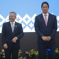 Menteri Keuangan Suahasil Nazara (kiri) dan Mantan Menteri  Keuangan Purbaya Yudhi Sadewa (kanan) saat acara Serah Terima Jabatan Menteri Keuangan di Gedung Juanda II, Kementerian Kuangan, Jakarta, Selasa (15/9/2026). (CNBC Indonesia/Faisal Rahman)