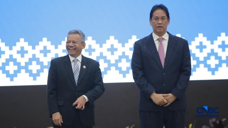 Menteri Keuangan Suahasil Nazara (kiri) dan Mantan Menteri  Keuangan Purbaya Yudhi Sadewa (kanan) saat acara Serah Terima Jabatan Menteri Keuangan di Gedung Juanda II, Kementerian Kuangan, Jakarta, Selasa (15/9/2026). (CNBC Indonesia/Faisal Rahman)