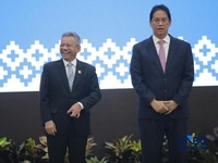 Menteri Keuangan Suahasil Nazara (kiri) dan Mantan Menteri  Keuangan Purbaya Yudhi Sadewa (kanan) saat acara Serah Terima Jabatan Menteri Keuangan di Gedung Juanda II, Kementerian Kuangan, Jakarta, Selasa (15/9/2026). (CNBC Indonesia/Faisal Rahman)