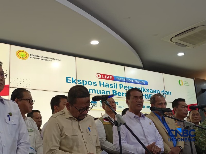 Menteri Pertanian sekaligus Kepala Badan Pangan Nasional (Bapanas) Amran Sulaiman saat mengekspos temuan beras fortifikasi tak sesuai di kantornya, Jakarta, Selasa (15/9/2026). (CNBC Indonesia/Martyasari Rizky)