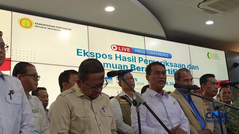 Menteri Pertanian sekaligus Kepala Badan Pangan Nasional (Bapanas) Amran Sulaiman saat mengekspos temuan beras fortifikasi tak sesuai di kantornya, Jakarta, Selasa (15/9/2026). (CNBC Indonesia/Martyasari Rizky)