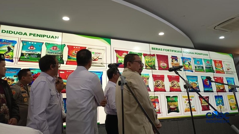 Menteri Pertanian sekaligus Kepala Badan Pangan Nasional (Bapanas) Amran Sulaiman saat mengekspos temuan beras fortifikasi tak sesuai di kantornya, Jakarta, Selasa (15/9/2026). (CNBC Indonesia/Martyasari Rizky)