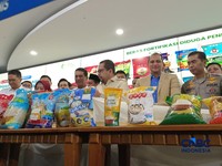 Menteri Pertanian sekaligus Kepala Badan Pangan Nasional (Bapanas) Amran Sulaiman saat mengekspos temuan beras fortifikasi tak sesuai di kantornya, Jakarta, Selasa (15/9/2026). (CNBC Indonesia/Martyasari Rizky)