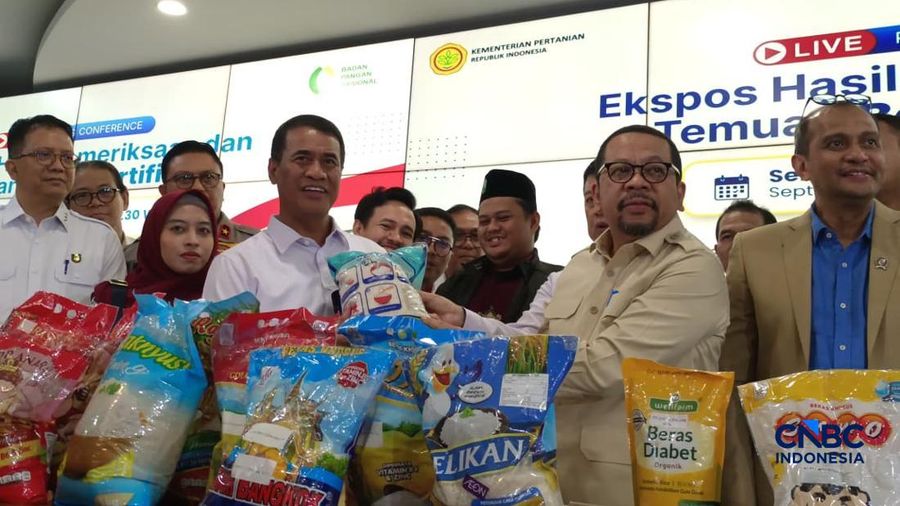 Menteri Pertanian sekaligus Kepala Badan Pangan Nasional (Bapanas) Amran Sulaiman saat mengekspos temuan beras fortifikasi tak sesuai di kantornya, Jakarta, Selasa (15/9/2026). (CNBC Indonesia/Martyasari Rizky)