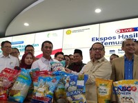 Menteri Pertanian sekaligus Kepala Badan Pangan Nasional (Bapanas) Amran Sulaiman saat mengekspos temuan beras fortifikasi tak sesuai di kantornya, Jakarta, Selasa (15/9/2026). (CNBC Indonesia/Martyasari Rizky)