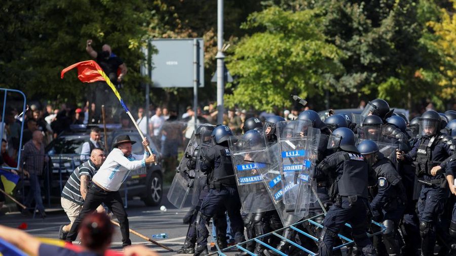 Para penggembala domba asal Rumania dan pendukung mantan calon presiden Calin Georgescu bentrok dengan petugas gendarmeri dalam sebuah unjuk rasa di depan kantor pusat pemerintah Rumania di Bukares, Rumania, pada 15 September 2026. (Inquam Photos/Geo