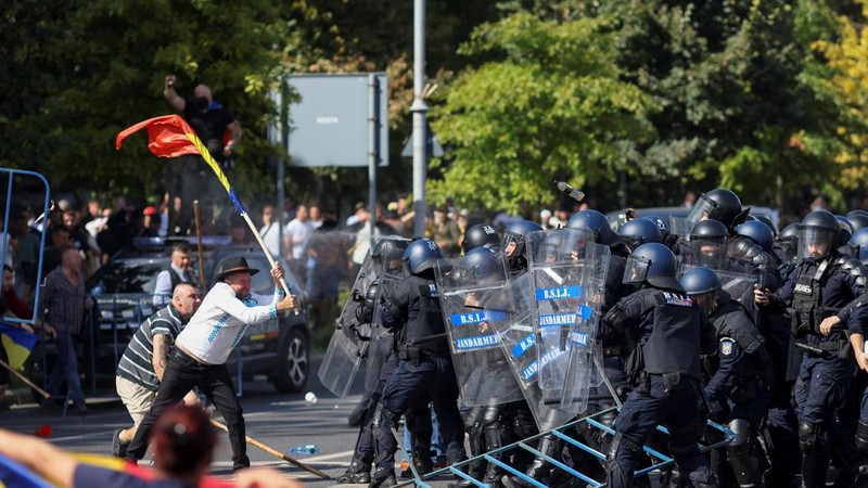 Para penggembala domba asal Rumania dan pendukung mantan calon presiden Calin Georgescu bentrok dengan petugas gendarmeri dalam sebuah unjuk rasa di depan kantor pusat pemerintah Rumania di Bukares, Rumania, pada 15 September 2026. (Inquam Photos/Geo