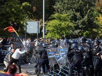 Para penggembala domba asal Rumania dan pendukung mantan calon presiden Calin Georgescu bentrok dengan petugas gendarmeri dalam sebuah unjuk rasa di depan kantor pusat pemerintah Rumania di Bukares, Rumania, pada 15 September 2026. (Inquam Photos/Geo
