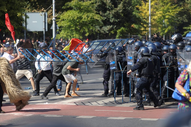 Para penggembala domba asal Rumania dan pendukung mantan calon presiden Calin Georgescu bentrok dengan petugas gendarmeri dalam sebuah unjuk rasa di depan kantor pusat pemerintah Rumania di Bukares, Rumania, pada 15 September 2026. (Inquam Photos/George Calin via REUTERS)