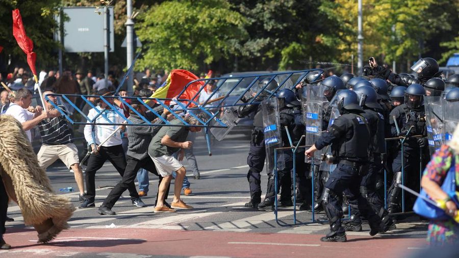 Para penggembala domba asal Rumania dan pendukung mantan calon presiden Calin Georgescu bentrok dengan petugas gendarmeri dalam sebuah unjuk rasa di depan kantor pusat pemerintah Rumania di Bukares, Rumania, pada 15 September 2026.