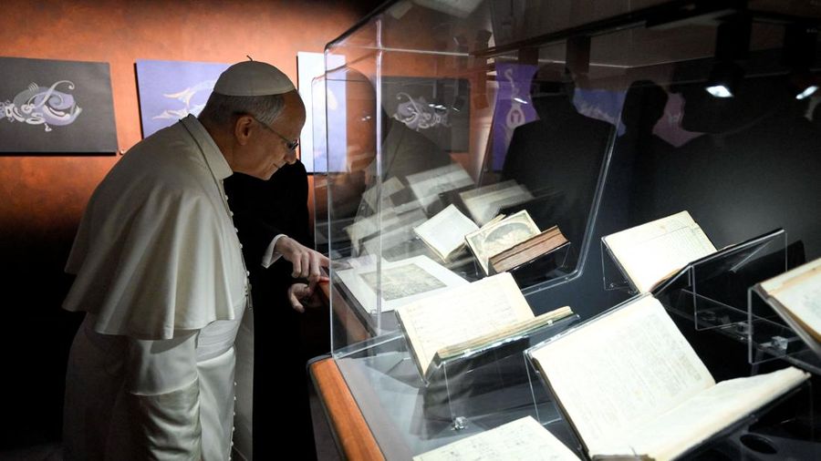 Paus Leo mengunjungi Perpustakaan Apostolik Vatikan pada hari beliau merayakan ulang tahunnya yang ke-71 dan meresmikan pameran