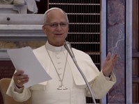 Paus Leo merayakan ulang tahunnya yang ke-71 dengan cara yang sederhana di tengah koleksi buku bersejarah Vatikan pada Senin (14/9/2026). (Tangkapan Layar Video Reuters/VATICAN MEDIA)