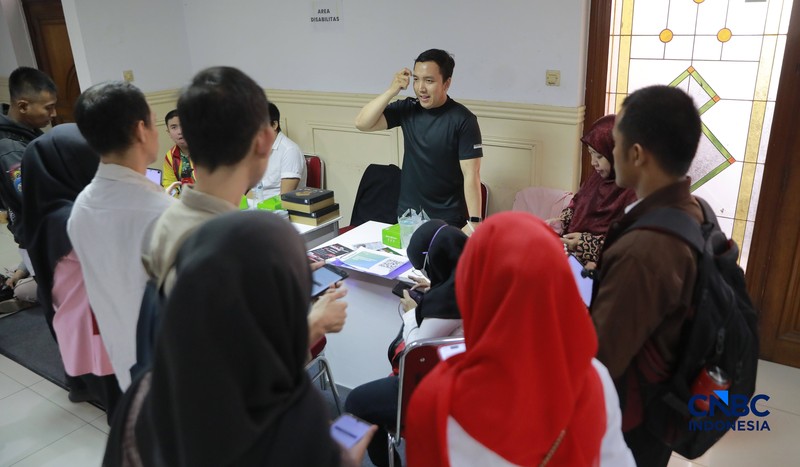 Pelamar kerja penyandang disabilitas sensorik wicara berbincang dengan perwakilan perusahaan saat mengikuti Jakarta Pusat Job Connect 2026 di Jakarta Pusat, Selasa (15/9/2026). (CNBC Indonesia/Muhammad Sabki)