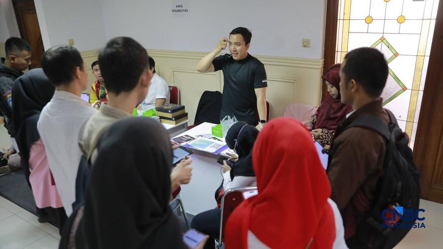 Pelamar kerja penyandang disabilitas sensorik wicara berbincang dengan perwakilan perusahaan saat mengikuti Jakarta Pusat Job Connect 2026 di Jakarta Pusat, Selasa (15/9/2026).