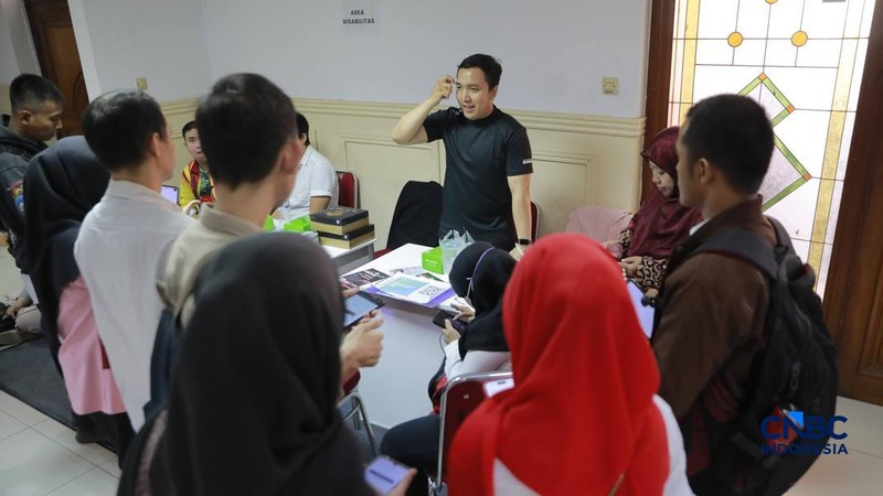 Pelamar kerja penyandang disabilitas sensorik wicara berbincang dengan perwakilan perusahaan saat mengikuti Jakarta Pusat Job Connect 2026 di Jakarta Pusat, Selasa (15/9/2026).