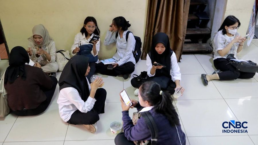Pelamar kerja penyandang disabilitas sensorik wicara berbincang dengan perwakilan perusahaan saat mengikuti Jakarta Pusat Job Connect 2026 di Jakarta Pusat, Selasa (15/9/2026).