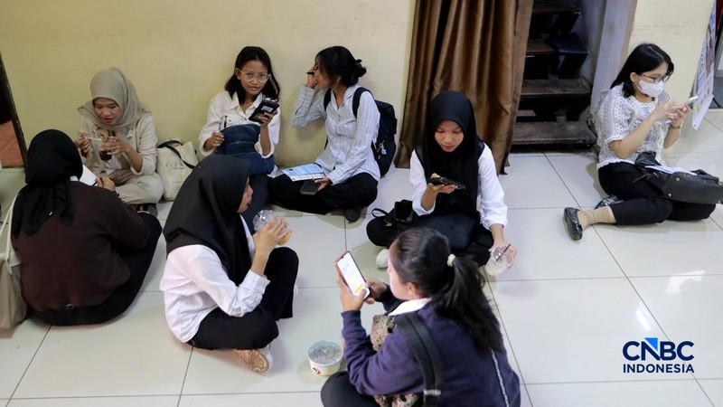 Pelamar kerja penyandang disabilitas sensorik wicara berbincang dengan perwakilan perusahaan saat mengikuti Jakarta Pusat Job Connect 2026 di Jakarta Pusat, Selasa (15/9/2026).