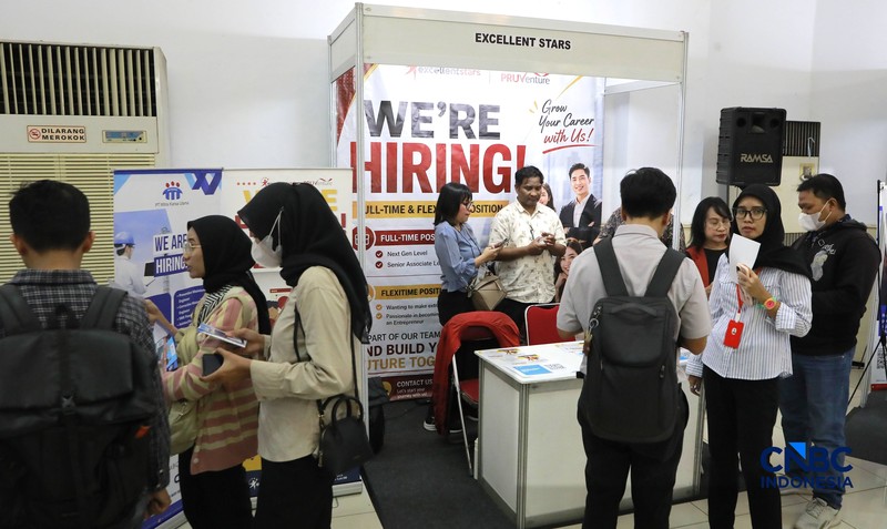 Pelamar kerja penyandang disabilitas sensorik wicara berbincang dengan perwakilan perusahaan saat mengikuti Jakarta Pusat Job Connect 2026 di Jakarta Pusat, Selasa (15/9/2026). (CNBC Indonesia/Muhammad Sabki)