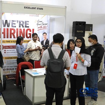 Pelamar kerja penyandang disabilitas sensorik wicara berbincang dengan perwakilan perusahaan saat mengikuti Jakarta Pusat Job Connect 2026 di Jakarta Pusat, Selasa (15/9/2026). (CNBC Indonesia/Muhammad Sabki)