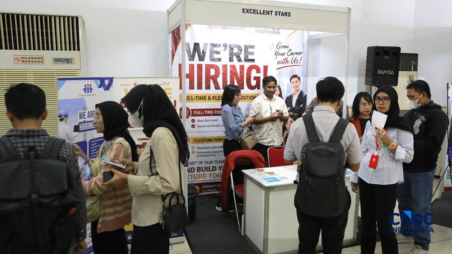 Pelamar kerja penyandang disabilitas sensorik wicara berbincang dengan perwakilan perusahaan saat mengikuti Jakarta Pusat Job Connect 2026 di Jakarta Pusat, Selasa (15/9/2026). (CNBC Indonesia/Muhammad Sabki)