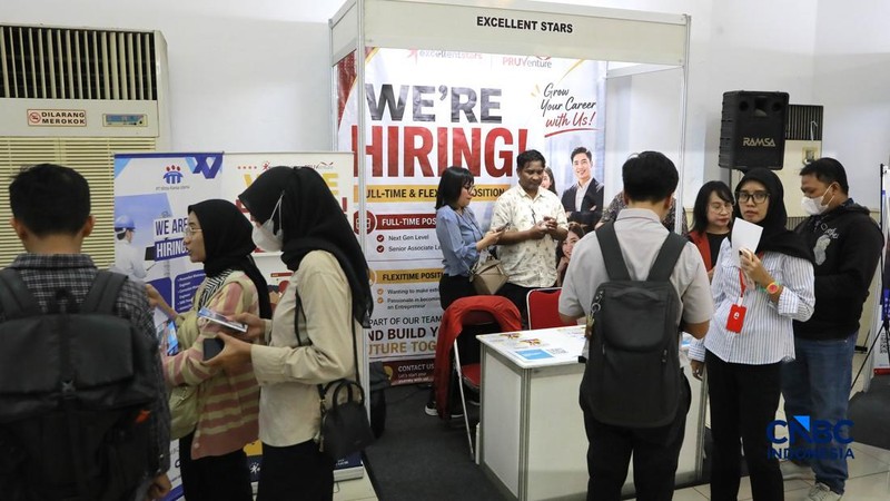 Pelamar kerja penyandang disabilitas sensorik wicara berbincang dengan perwakilan perusahaan saat mengikuti Jakarta Pusat Job Connect 2026 di Jakarta Pusat, Selasa (15/9/2026). (CNBC Indonesia/Muhammad Sabki)