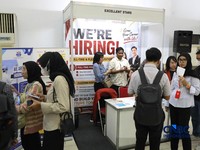 Pelamar kerja penyandang disabilitas sensorik wicara berbincang dengan perwakilan perusahaan saat mengikuti Jakarta Pusat Job Connect 2026 di Jakarta Pusat, Selasa (15/9/2026). (CNBC Indonesia/Muhammad Sabki)