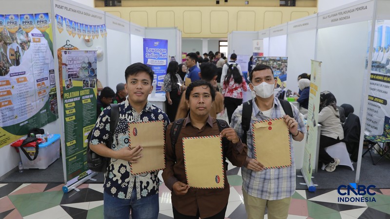 Pelamar kerja penyandang disabilitas sensorik wicara berbincang dengan perwakilan perusahaan saat mengikuti Jakarta Pusat Job Connect 2026 di Jakarta Pusat, Selasa (15/9/2026). (CNBC Indonesia/Muhammad Sabki)