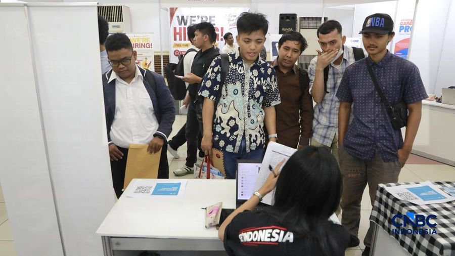 Pelamar kerja penyandang disabilitas sensorik wicara berbincang dengan perwakilan perusahaan saat mengikuti Jakarta Pusat Job Connect 2026 di Jakarta Pusat, Selasa (15/9/2026).