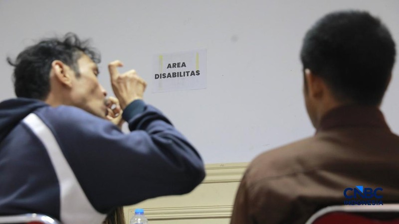 Pelamar kerja penyandang disabilitas sensorik wicara berbincang dengan perwakilan perusahaan saat mengikuti Jakarta Pusat Job Connect 2026 di Jakarta Pusat, Selasa (15/9/2026).