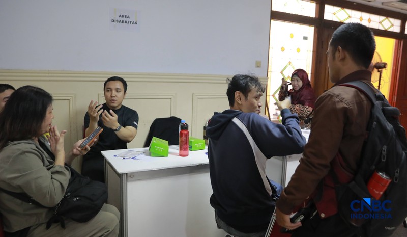 Pelamar kerja penyandang disabilitas sensorik wicara berbincang dengan perwakilan perusahaan saat mengikuti Jakarta Pusat Job Connect 2026 di Jakarta Pusat, Selasa (15/9/2026). (CNBC Indonesia/Muhammad Sabki)