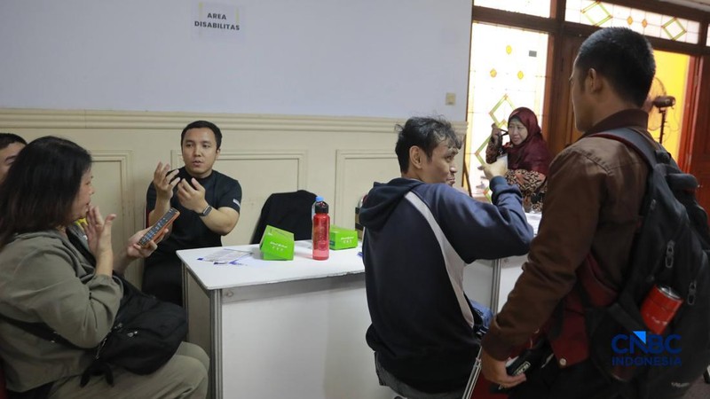 Pelamar kerja penyandang disabilitas sensorik wicara berbincang dengan perwakilan perusahaan saat mengikuti Jakarta Pusat Job Connect 2026 di Jakarta Pusat, Selasa (15/9/2026).