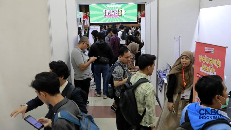 Pelamar kerja penyandang disabilitas sensorik wicara berbincang dengan perwakilan perusahaan saat mengikuti Jakarta Pusat Job Connect 2026 di Jakarta Pusat, Selasa (15/9/2026).