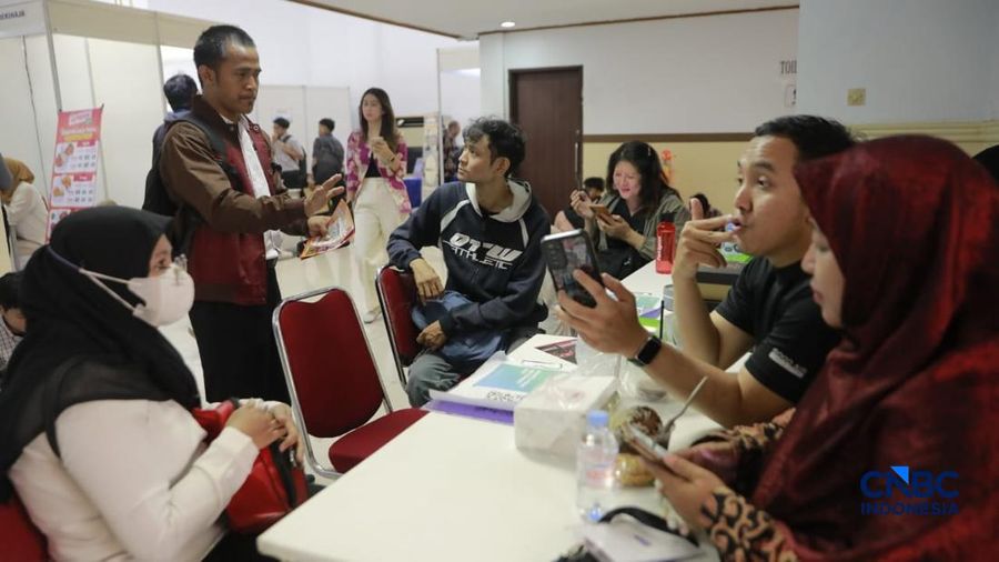 Pelamar kerja penyandang disabilitas sensorik wicara berbincang dengan perwakilan perusahaan saat mengikuti Jakarta Pusat Job Connect 2026 di Jakarta Pusat, Selasa (15/9/2026).