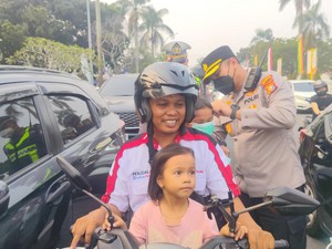 Polisi Bagikan 1.300 Masker ke Pengendara Imbas Kabut Asap di Pekanbaru
