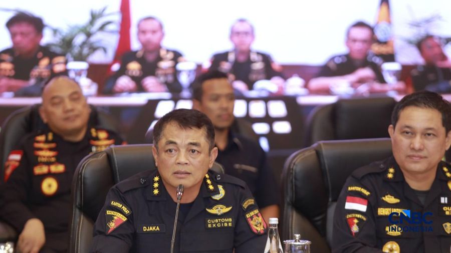 Petugas Bea dan Cukai mengecek kadar emas saat keterangan pers Penindakan Ekspor Ilegal Emas oleh Direktorat Jenderal Bea dan Cukai di Kantor Pusat Bea Cukai, Jakarta, Selasa, (15/9/2026).