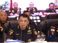 Petugas Bea dan Cukai mengecek kadar emas saat keterangan pers Penindakan Ekspor Ilegal Emas oleh Direktorat Jenderal Bea dan Cukai di Kantor Pusat Bea Cukai, Jakarta, Selasa, (15/9/2026). (CNBC Indonesia/Muhammad Sabki)
