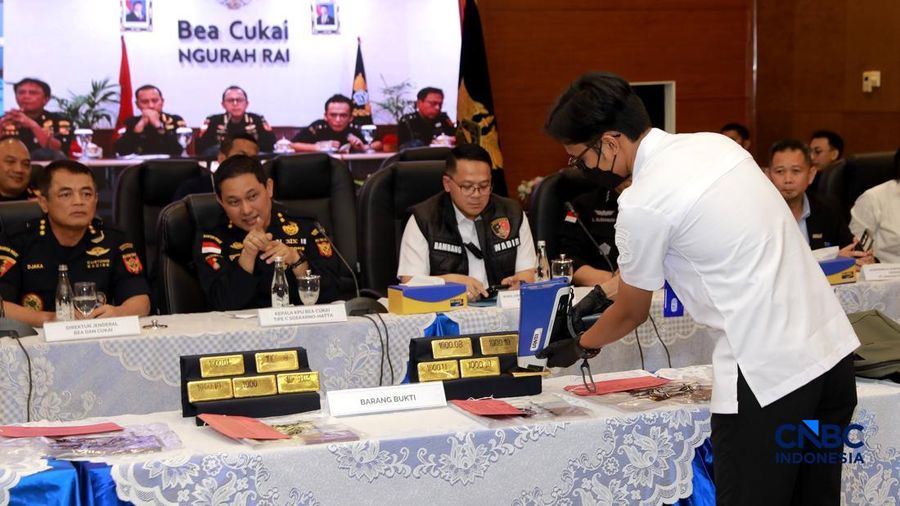 Petugas Bea dan Cukai mengecek kadar emas saat keterangan pers Penindakan Ekspor Ilegal Emas oleh Direktorat Jenderal Bea dan Cukai di Kantor Pusat Bea Cukai, Jakarta, Selasa, (15/9/2026). (CNBC Indonesia/Muhammad Sabki)