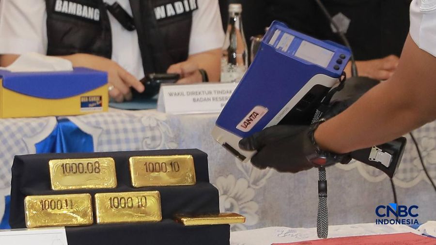 Petugas Bea dan Cukai mengecek kadar emas saat keterangan pers Penindakan Ekspor Ilegal Emas oleh Direktorat Jenderal Bea dan Cukai di Kantor Pusat Bea Cukai, Jakarta, Selasa, (15/9/2026).